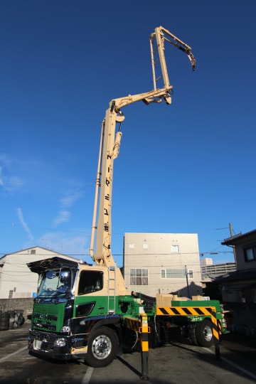 ブームを伸ばしたコンクリートポンプ車